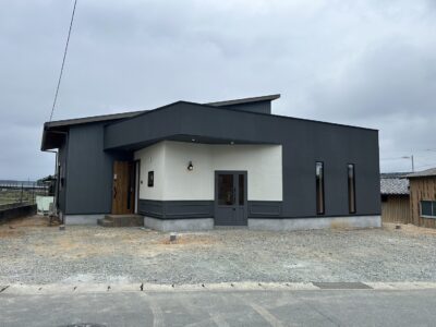 【新築】銀黒ガルバリウム鋼板のミニマリストスタイル｜ulu Hair様