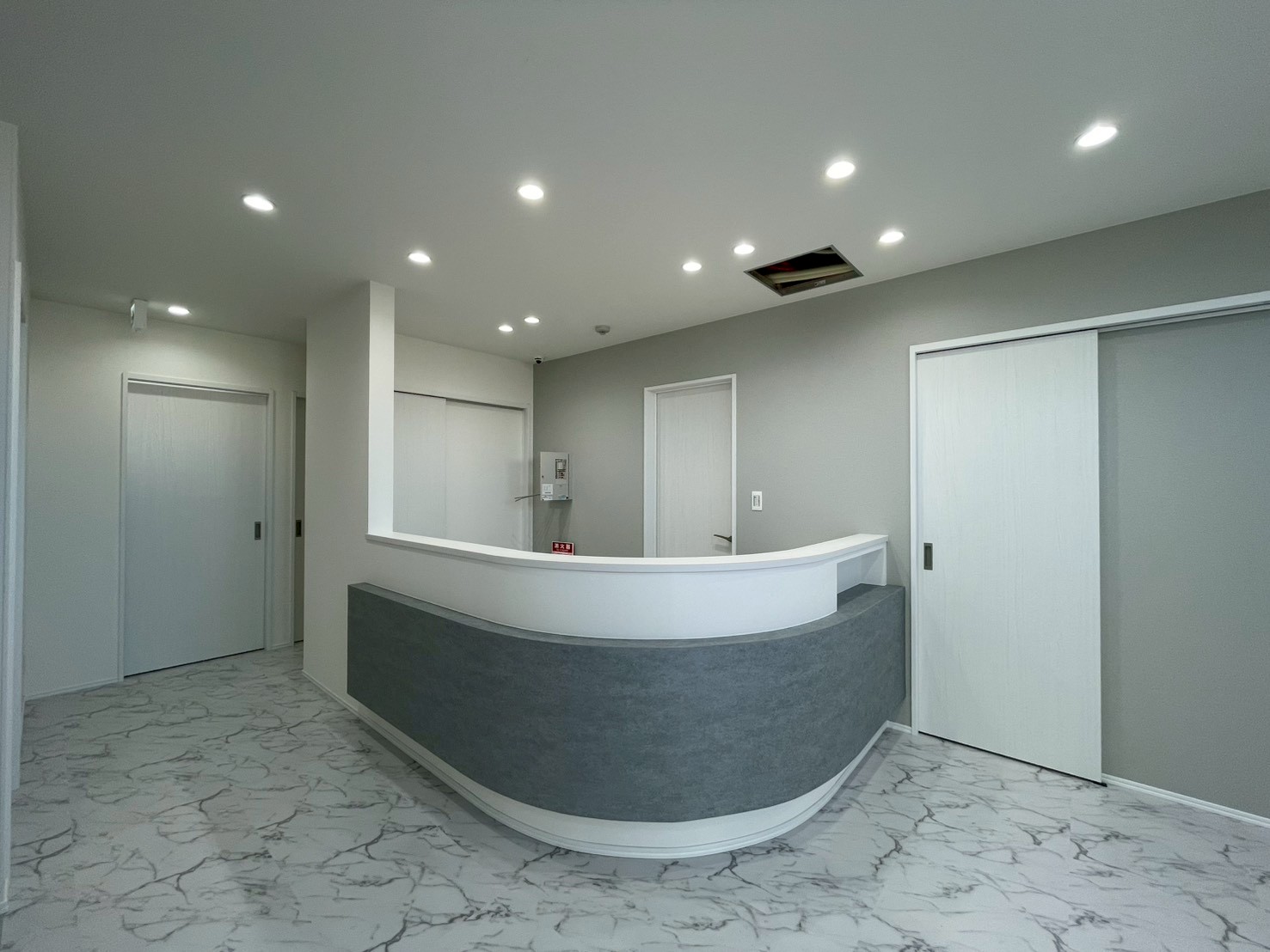 【新築】大理石調フロアが映える上質な院内空間|三重美容クリニック様