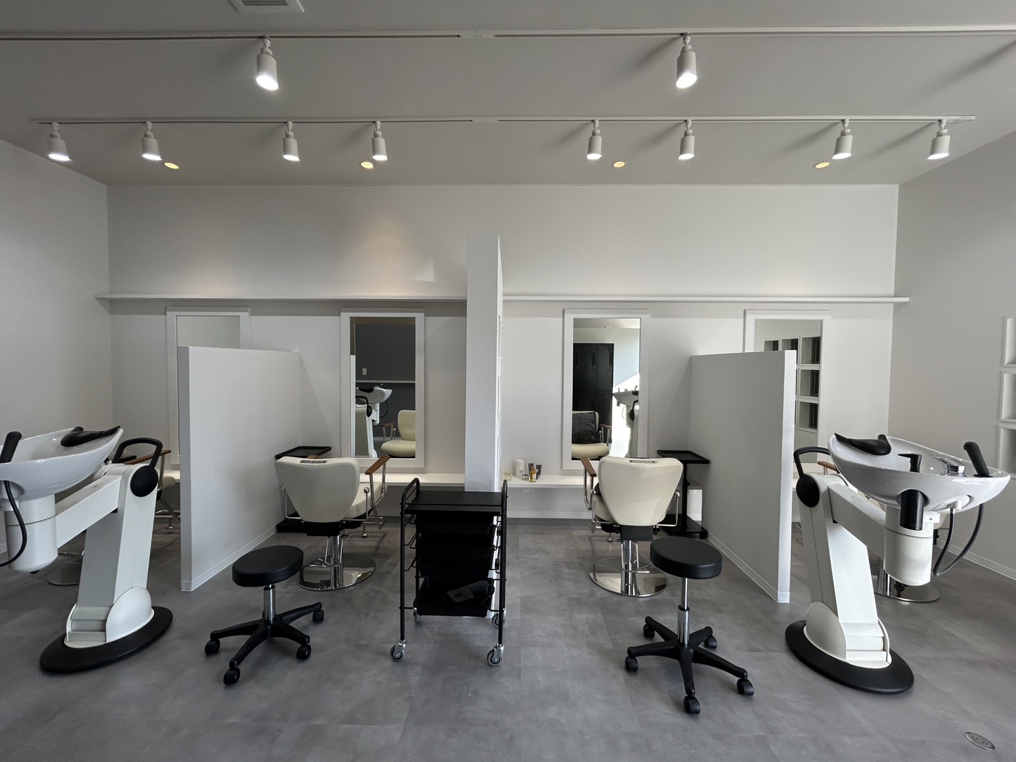 【店舗改装】清潔感と、白と光がつくるやさしいシェアサロン|culu HAIR様