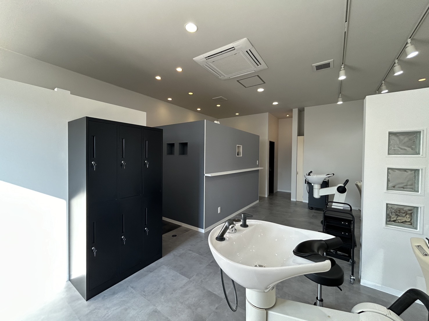 【店舗改装】清潔感と、白と光がつくるやさしいシェアサロン|culu HAIR様