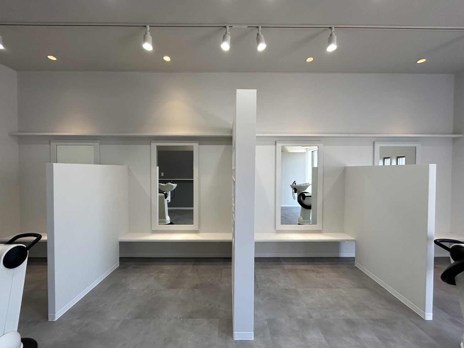 【店舗改装】清潔感と、白と光がつくるやさしいシェアサロン|culu HAIR様