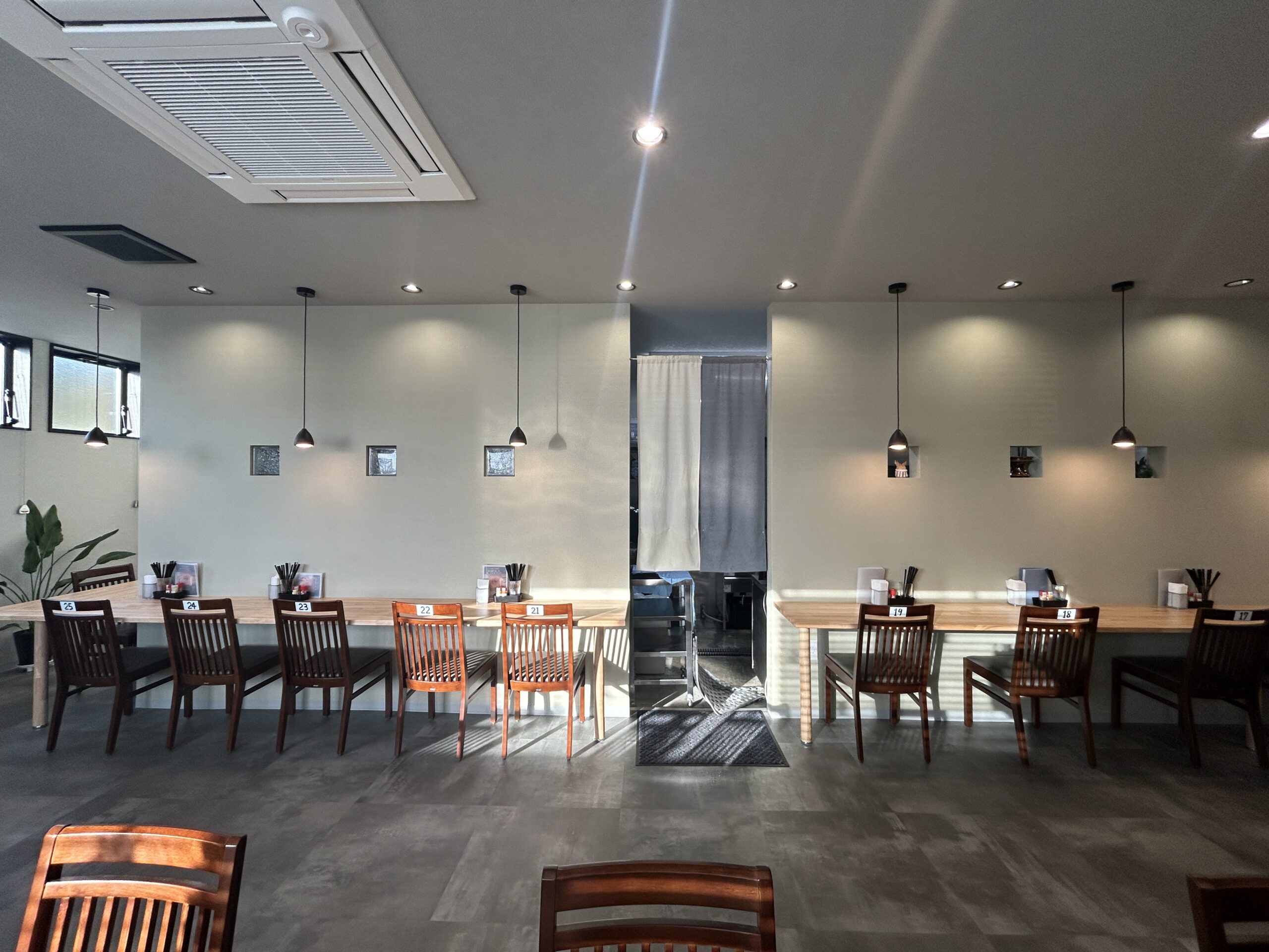 【店舗新設】素材の質感と照明計画で“あたたかみのある和モダン空間”