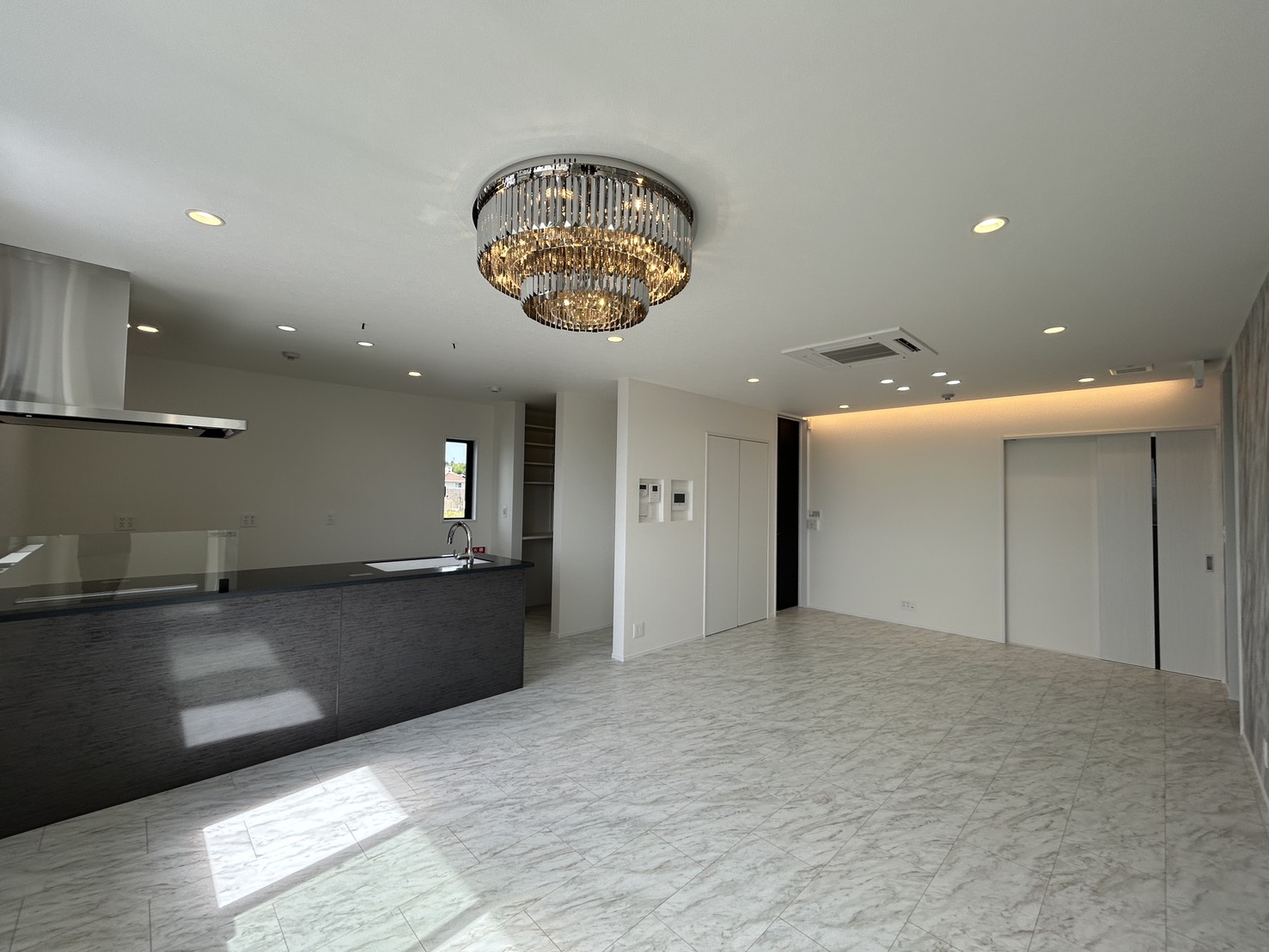 【新築】大理石調フロアが映える上質な院内空間|三重美容クリニック様